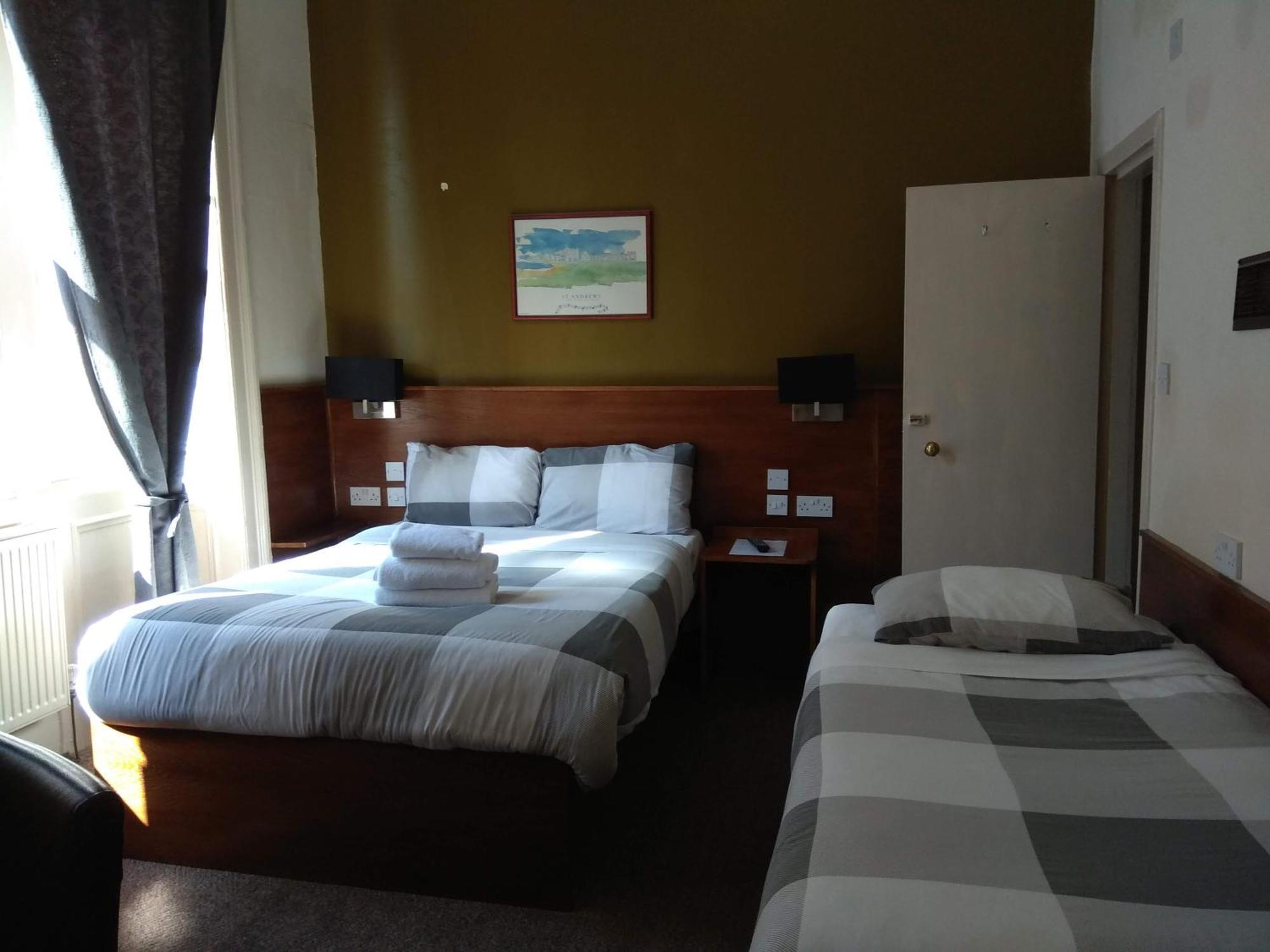 Family Room (3 Adults),401763321:JPEG